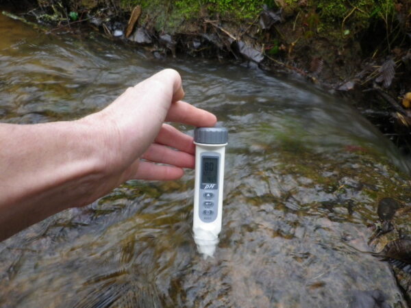 pH meter meet water