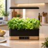Kweekset met LED lamp en 4 pods op het aanrecht Kweekset met LED lamp en vier pods met basilicum en kruiden op een keukenaanrecht, verstelbare full spectrum groeilamp
